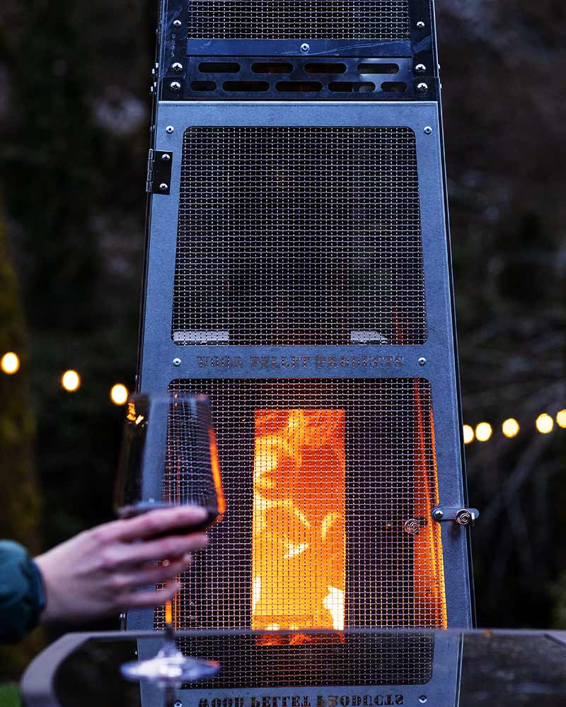 Elite Patio Heater op een houten terras